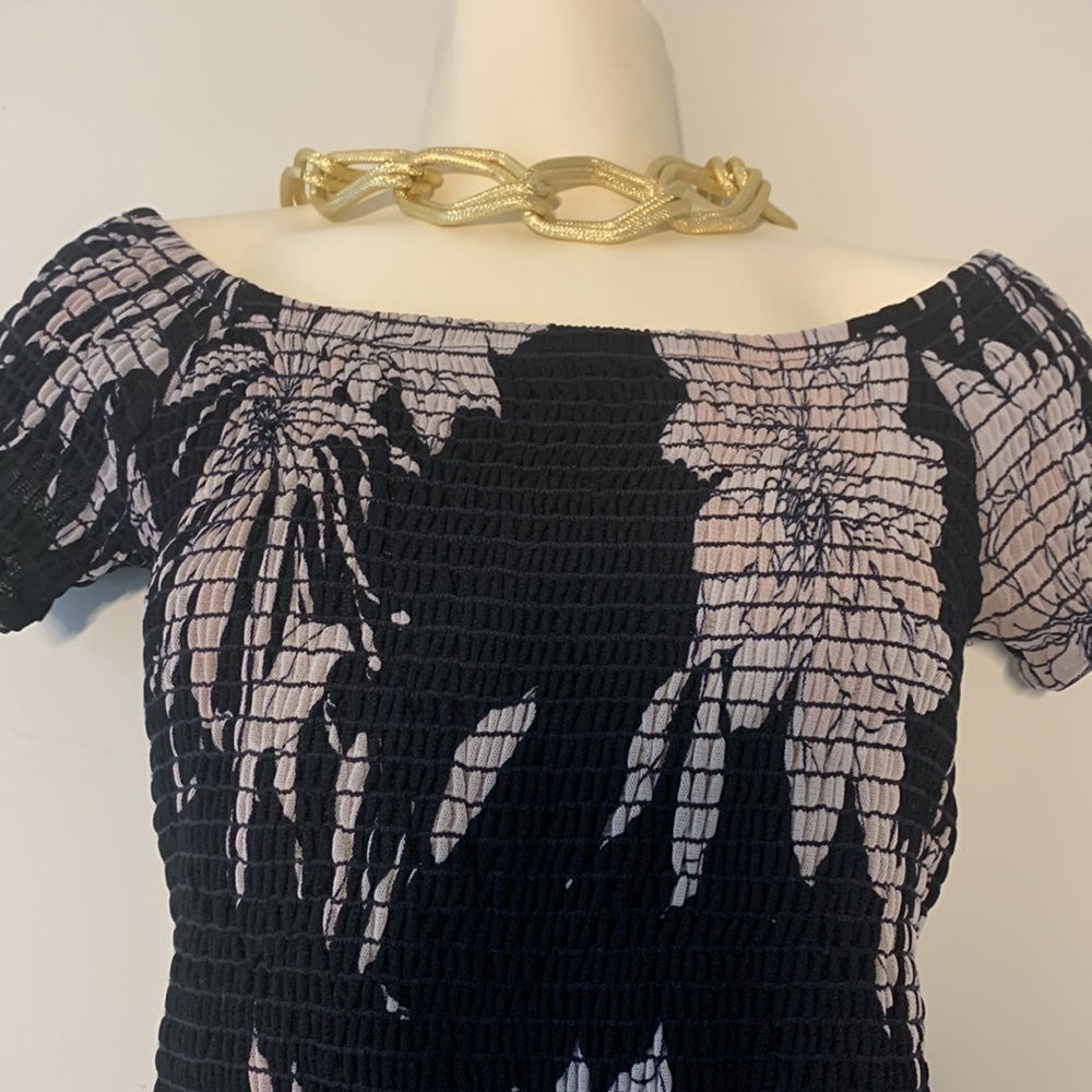 Like NEW🌺Made in🇨🇦FL Off Shoulders Shirred Top - Picture 7 of 17